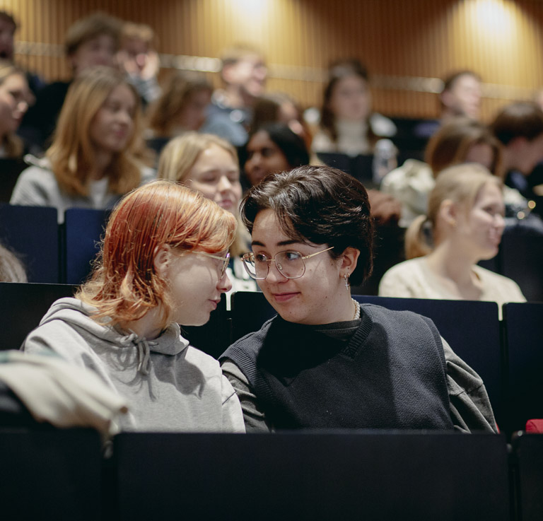 Levende Menneskerettigheder på Sorø Akademi. Dilemmaspillet om samtykke. 

Det hedder ‘Hvor Går Grænsen’

Interaktivt dilemmaspil baseret på en autentisk voldtægtssag, der giver eleverne indsigt i de gråzoner der kan opstå i seksuelle situationer.